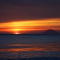 写真: 白浜大浜海水浴場からの初日の出（静岡県下田市）