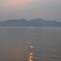 写真: 湖畔の夕波