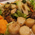 写真: 貝柱ソテーの海藻サラダ、サツマイモムース添え