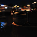 写真: 運河を渡る船
