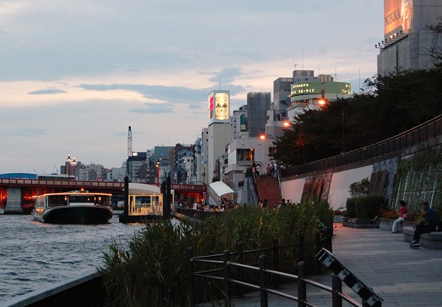 写真: 日没前の吾妻橋水上バス