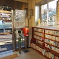 写真: 図書館付きの無人駅