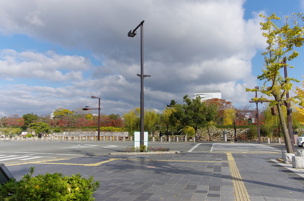 写真: 姫路城前交差点から姫路城辺りを見る。