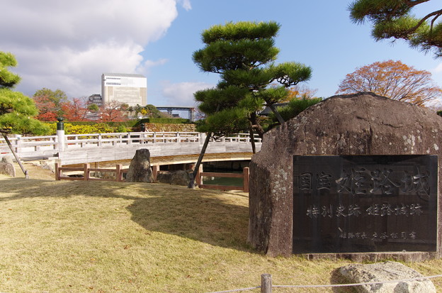 写真: 姫路城の入口あたりから。