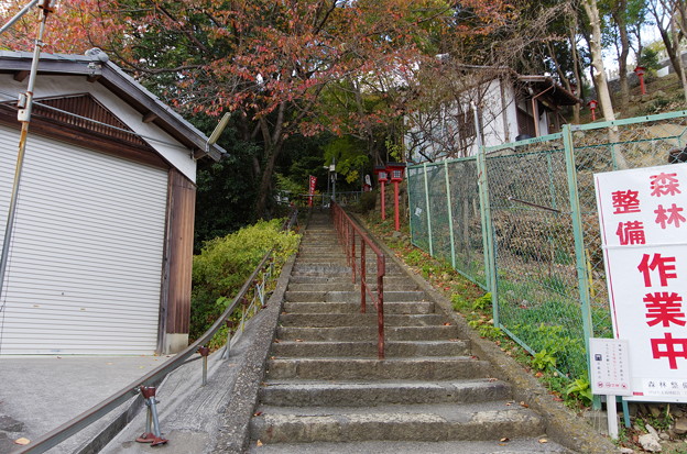写真: 千姫天満宮と男山八幡宮への階段入口