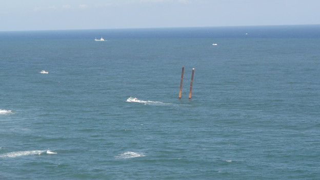 写真: あれから２年11か月、まだ居座る砂利浚渫船１