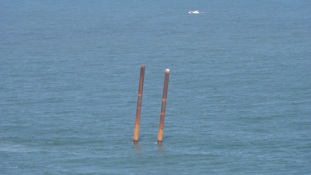 写真: あれから２年11か月、まだ居座る砂利浚渫船３