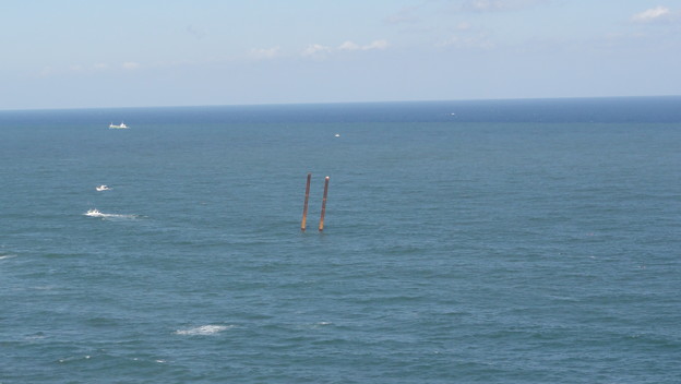 写真: あれから２年11か月、まだ居座る砂利浚渫船４