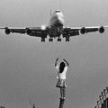 写真: 昭和の思い出ジャンボ機を迎える少女