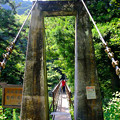 写真: 渓谷の吊り橋