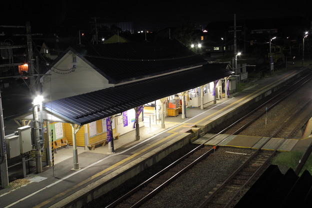 写真: 夜の会津坂下駅 ホーム