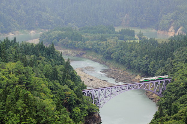 写真: 雨の只見川第一橋梁