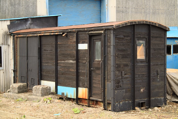 写真: 旧小坂駅 木造貨車