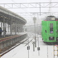 吹雪く函館駅