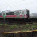 写真: 奥羽本線　湯沢駅に到着する電車