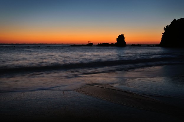 写真: 霞染月の朝
