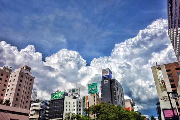写真: 博多駅を襲う積乱雲