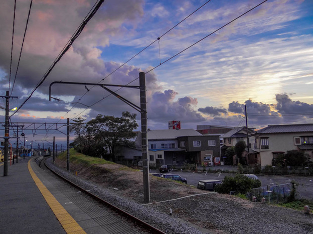 写真: ダリの描いた空の様2@御殿場線岩波駅