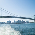 写真: 東京レインボウブリッジを海上から