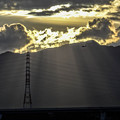 写真: 鉄塔のシルエットと「天使の梯子」と飛行機と雲