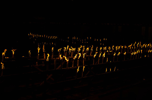 写真: 蝋燭の炎の舞@大阪四天王寺のお盆2012