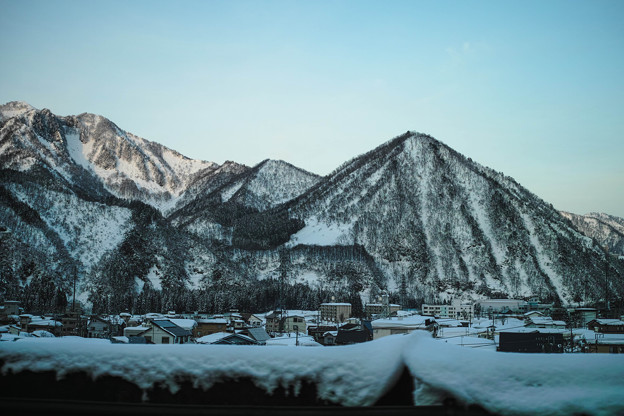 写真: 冬の越後湯沢付近