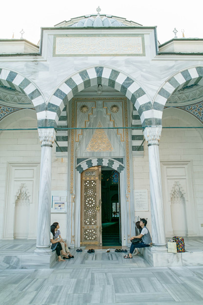 写真: モスクの礼拝堂の入口