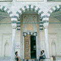 写真: モスクの礼拝堂の入口