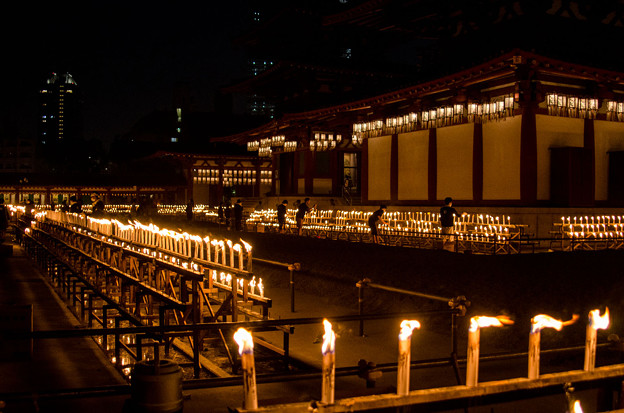 写真: 大阪四天王寺のお盆遠景