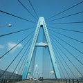写真: 青い橋