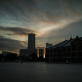 写真: 横浜赤レンガ倉庫から観た黄昏