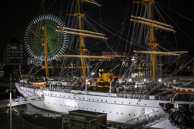 写真: 夜の「帆船日本丸」右側から