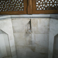 写真: モスクへの階段の途中にて