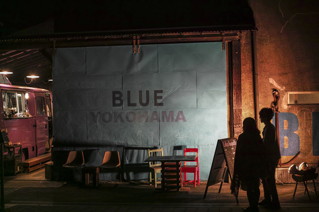 写真: 闇に浮かぶBLUE BLUE YOKOHAMA