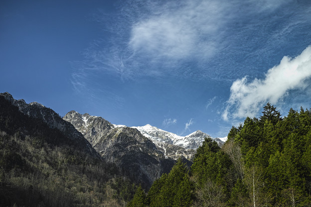 写真: 抜けるような爽やかな青空と山