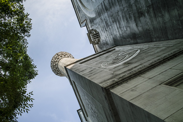 モスクの尖塔を見上げる