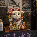 写真: 東京、新橋、石志水産の招き猫チーム