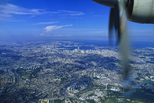 写真: ジェット機よりは低くランドマークタワーより遙かに高い視点@横浜