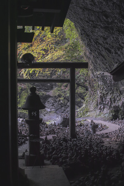 写真: 天安河原の洞窟の中から外へ2@宮崎県高千穂