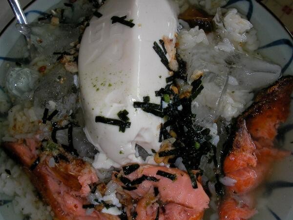 写真: 今シーズン初の塩鮭と豆腐の冷やし茶漬け