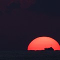 写真: 夕日と船