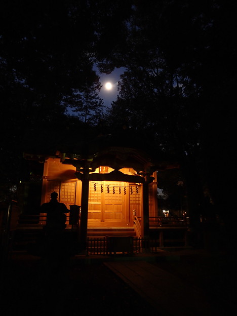 写真: 宮乃咩神社と月