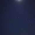 冬の夜空に輝く月とオリオン