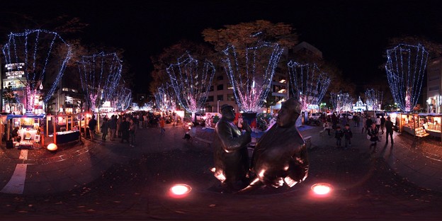 写真: 2012年11月24日　青葉シンボルロード　イルミネーション　「出逢い｣像付近　360度パノラマ写真