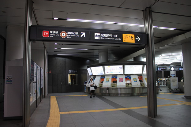 写真: 東京メトロ副都心線・東急東横線渋谷駅　改札前