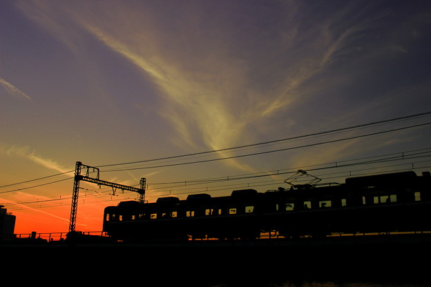 写真: 夕焼け空と京急電車