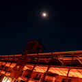 写真: 月夜の赤レンガ