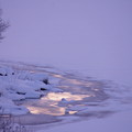 写真: 氷面に夕日があたり