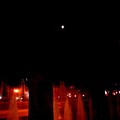 写真: 夜の噴水と月