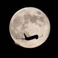 満月と飛行機